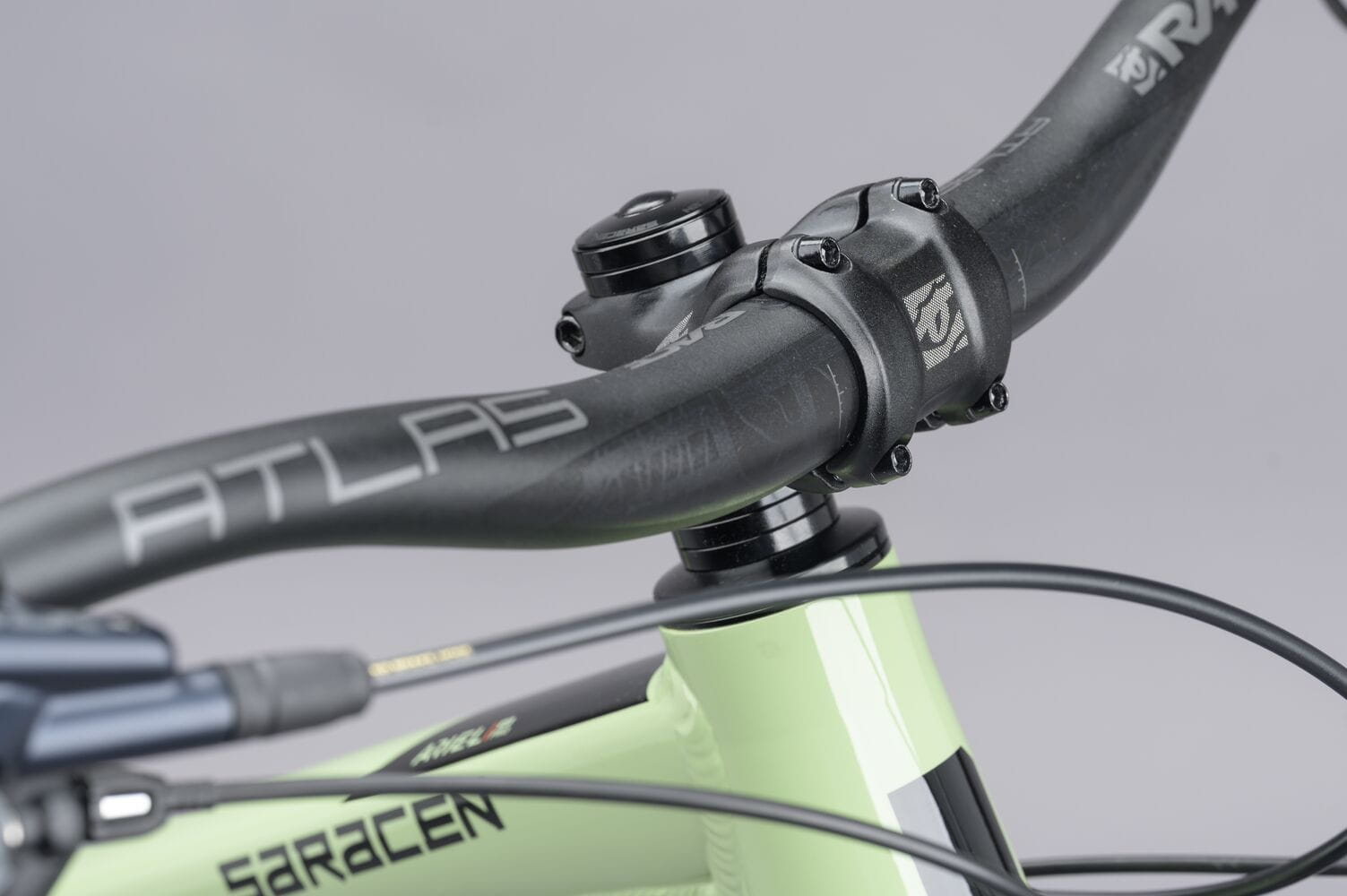 Saracen Ariel 60 Pro Mountain Bikes Freewheel