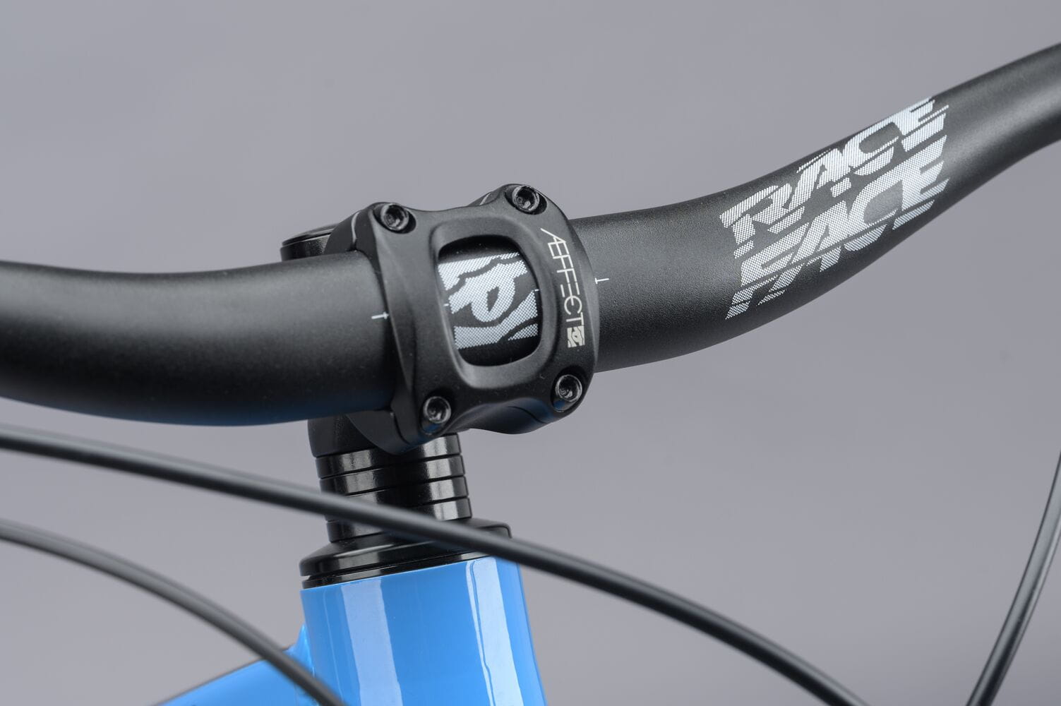 Saracen Ariel 30 Mountain Bikes Freewheel